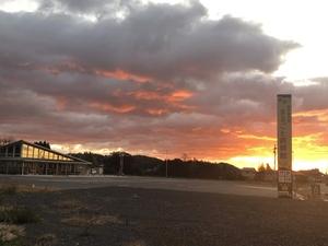 白いモクモクした間から夕焼けがきれいに映る写真