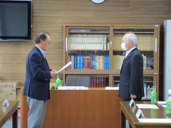 西郷村総合振興審議会の方から村長が答申を受けている様子の写真