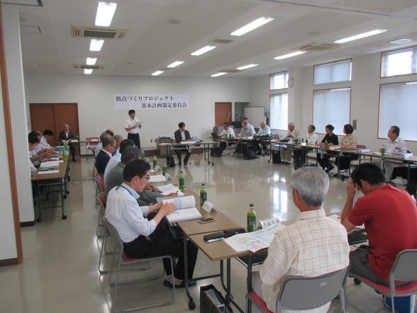 ロの字に長机を並べ、20名以上の参加者で開かれている委員会の様子の写真