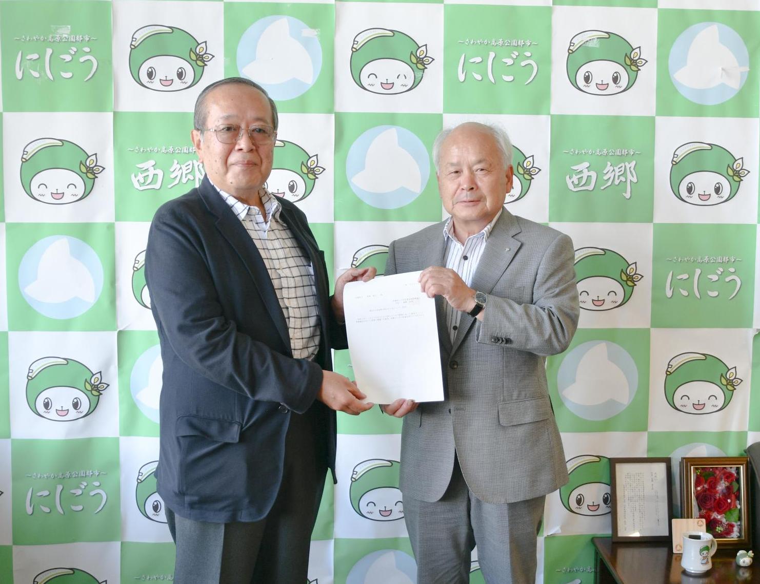 柴崎会長から高橋村長へ答申書を提出