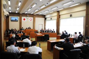 村議会が行われている様子の写真