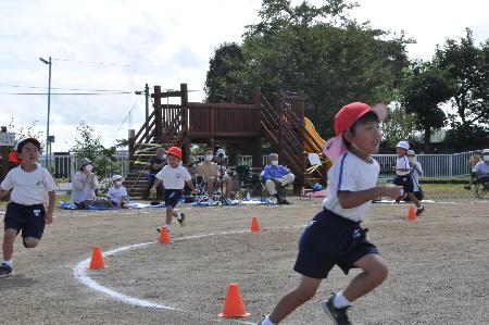 つき男の子かけっこ