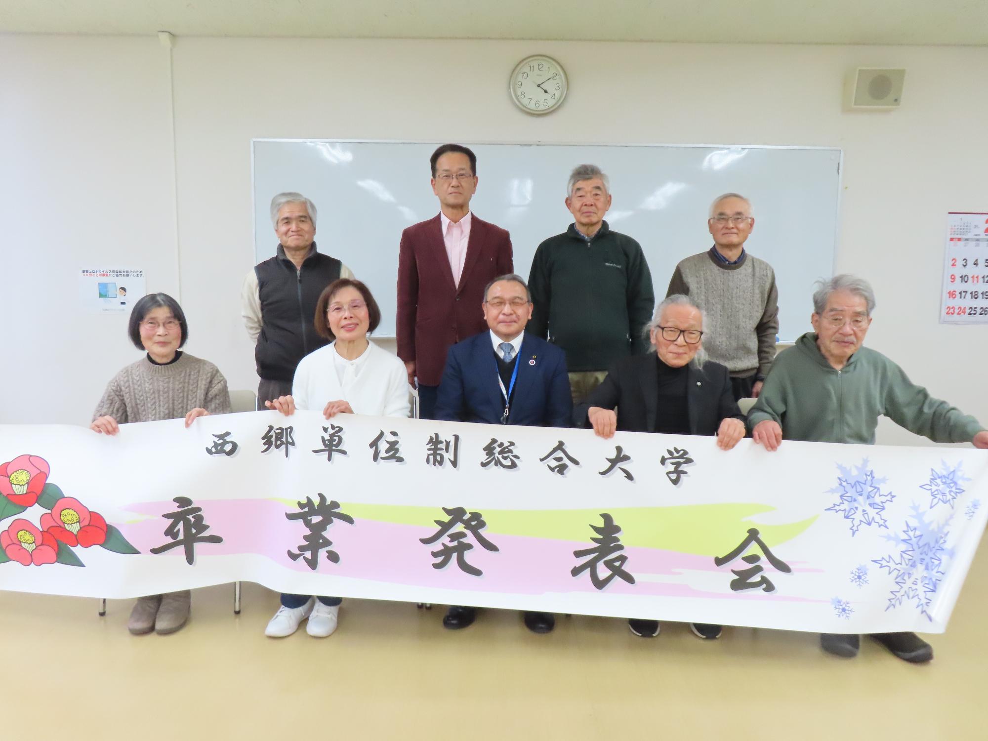 令和6年度卒業発表の集合写真。卒業生の中には、自主サークルで活動されている方もいます。