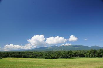 真っ青な青空が広がる初夏の那須連峰の写真