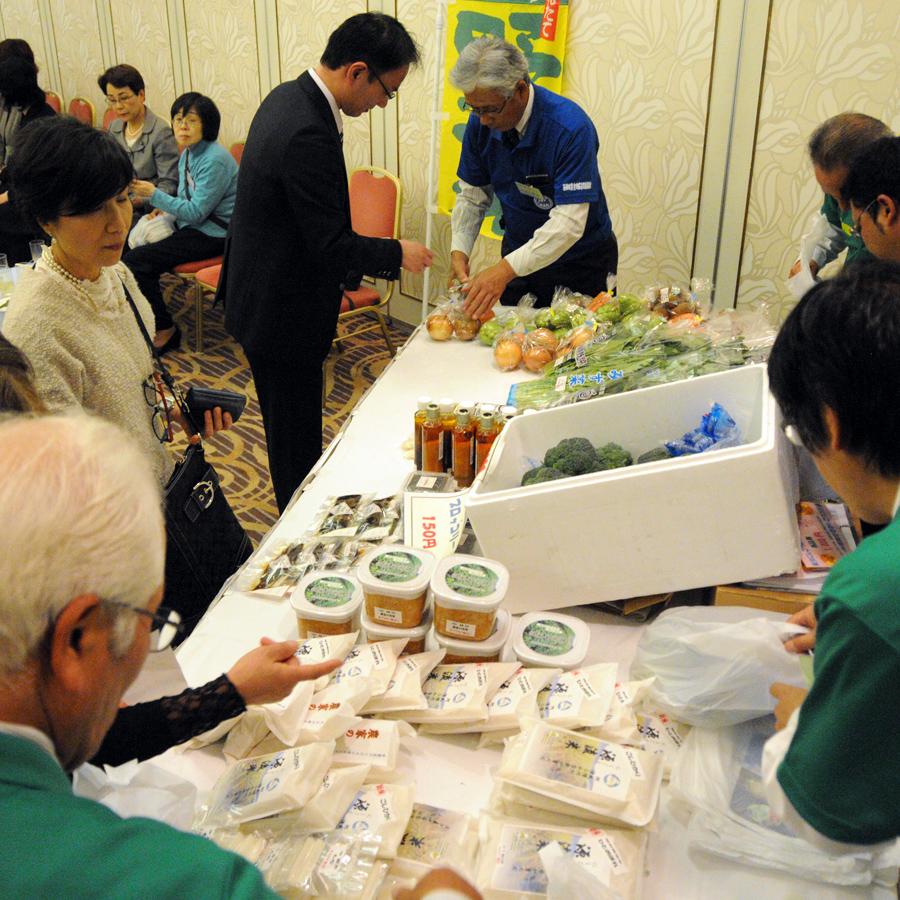 懇親会で行われた村農産物販売促進協議会による野菜等の直売会の様子の写真