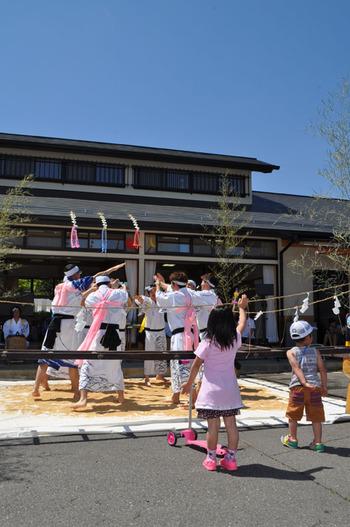 上羽太の天道念仏踊りを踊っている様子を子供たちが見ている写真