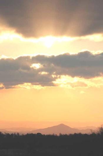 綺麗な朝焼けと関山の写真