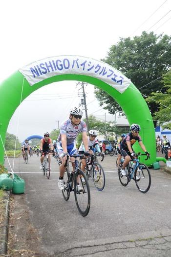 沢山の参加者が自転車に乗っている、NISHIGOバイシクルフェス開催時の写真